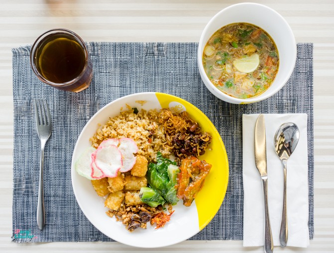 Staycation di tengah Kota : Sepiring nasi dengan aluk, es teh dan soto daging