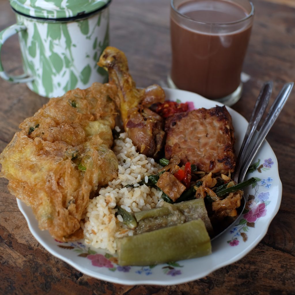 Sepiring menu tradisional ditemani wedangan Jogja