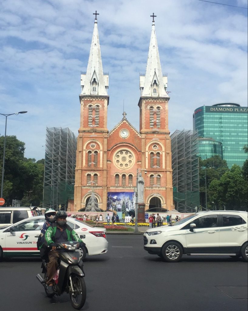 Gereja ikonik berarsitektur Eropa ditengah kota Saigon