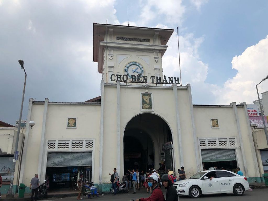 Jalanan di depan pasar Ben Thanh Saigon